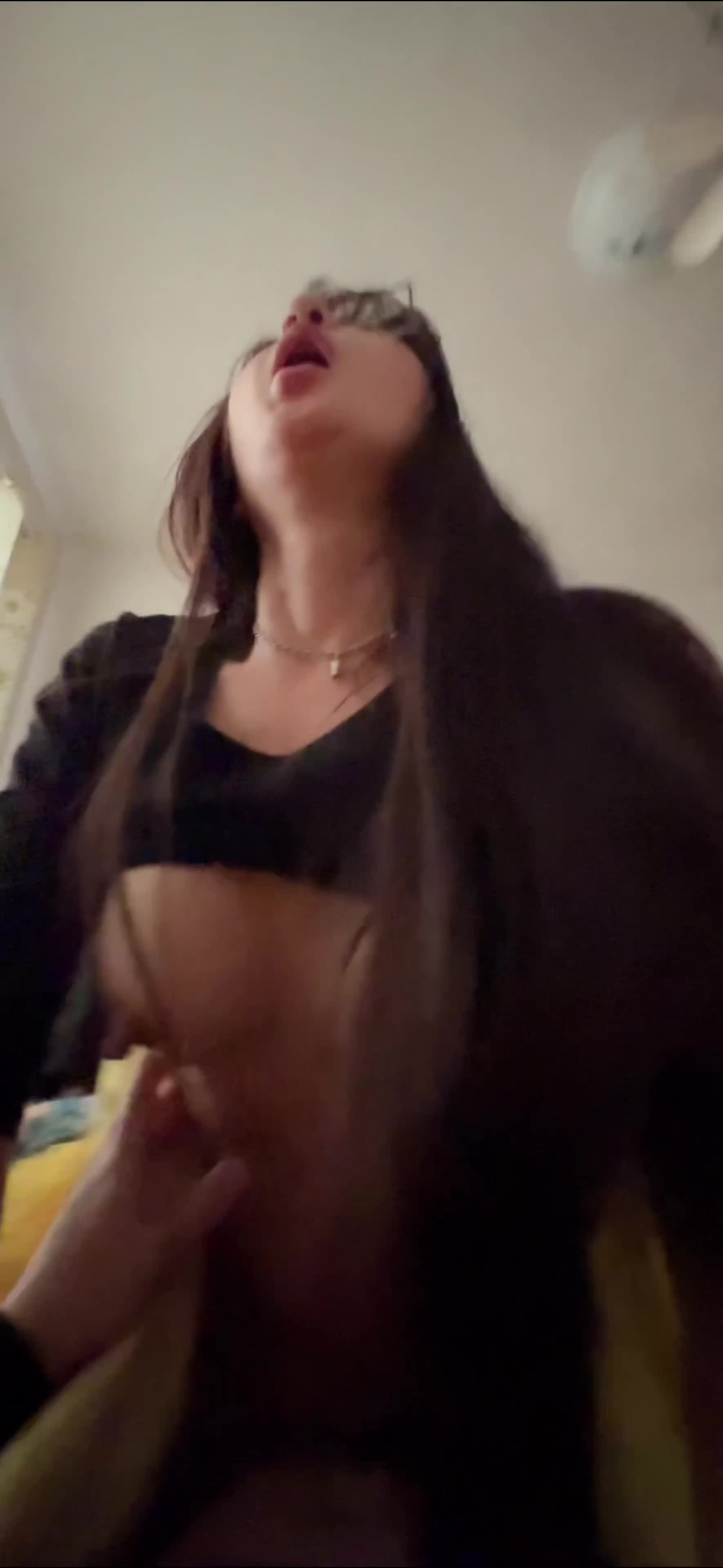 高潮来临的时刻是热血澎湃，少妇让我在找一个女生一起3p(寻女）